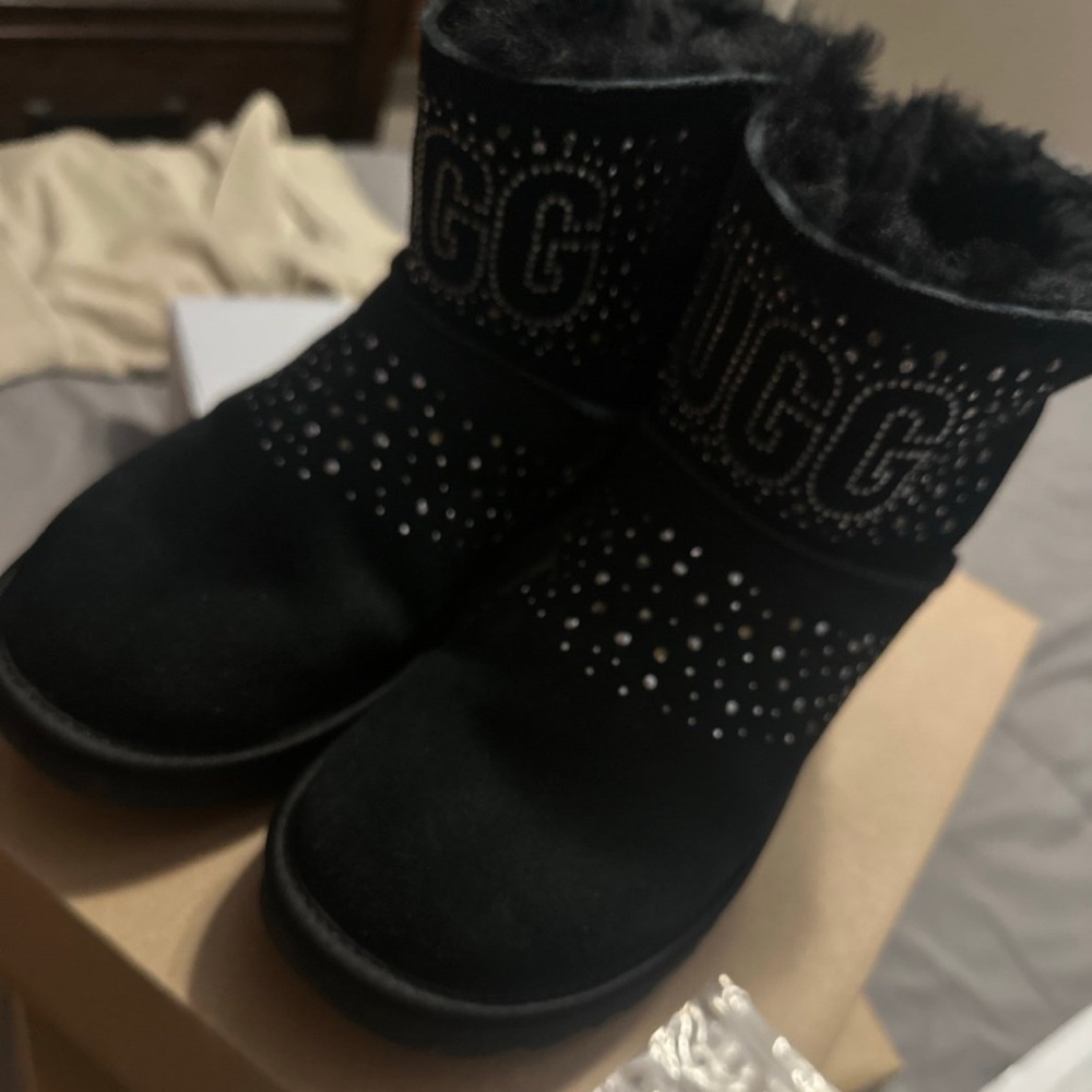 Size 9 Uggs in orignal box worn twice look new